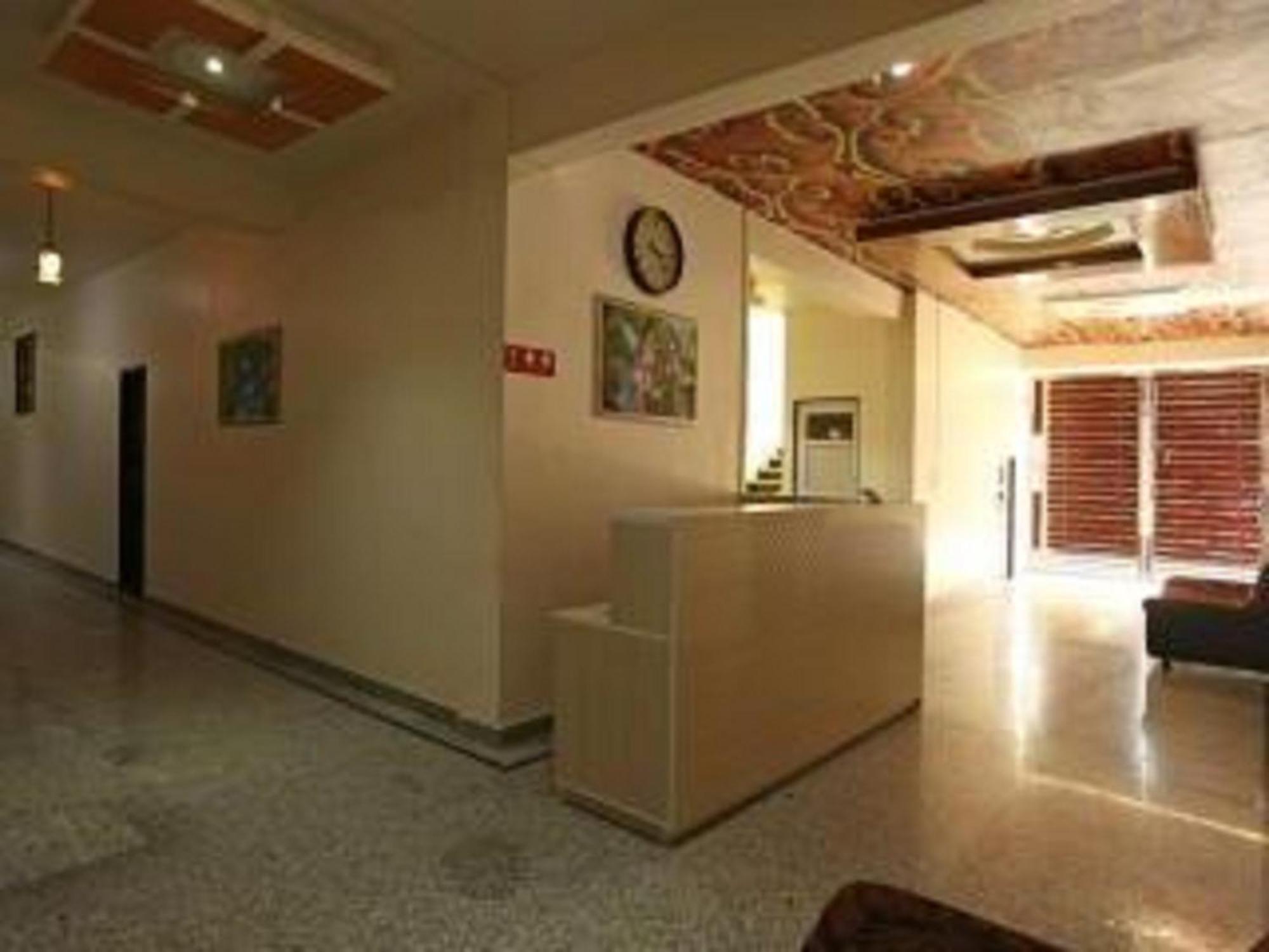 Hôtel Anamsa Residency à Vrindāvan Extérieur photo