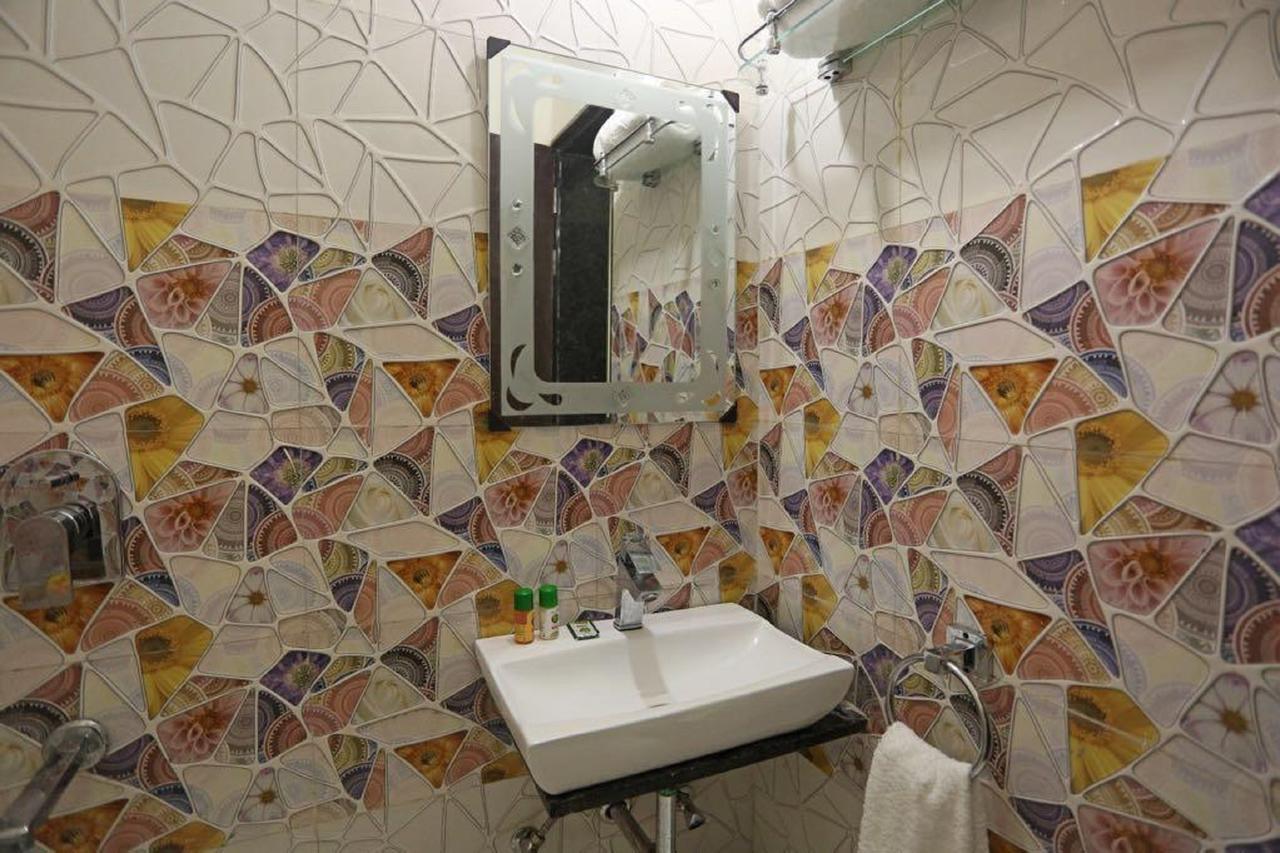 Hôtel Anamsa Residency à Vrindāvan Extérieur photo