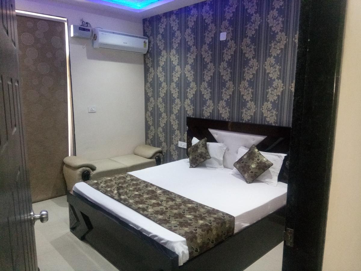 Hôtel Anamsa Residency à Vrindāvan Extérieur photo