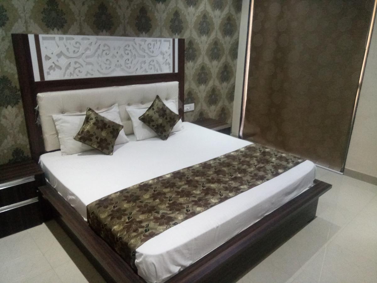 Hôtel Anamsa Residency à Vrindāvan Extérieur photo