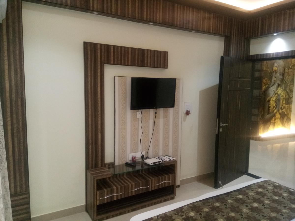 Hôtel Anamsa Residency à Vrindāvan Extérieur photo