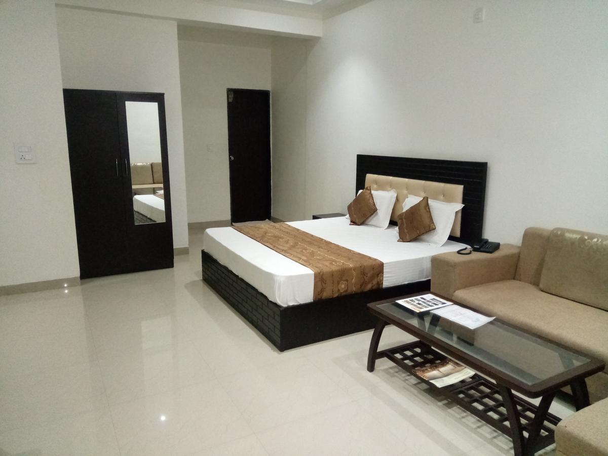 Hôtel Anamsa Residency à Vrindāvan Extérieur photo